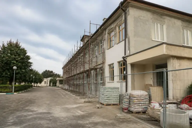 Patru școli din Botoșani ar putea începe anul școlar în spații relocate