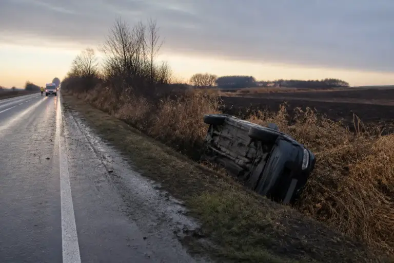 Accident pe DN29C: un botoșănean și pasagera sa, răniți după ce mașina s-a răsturnat