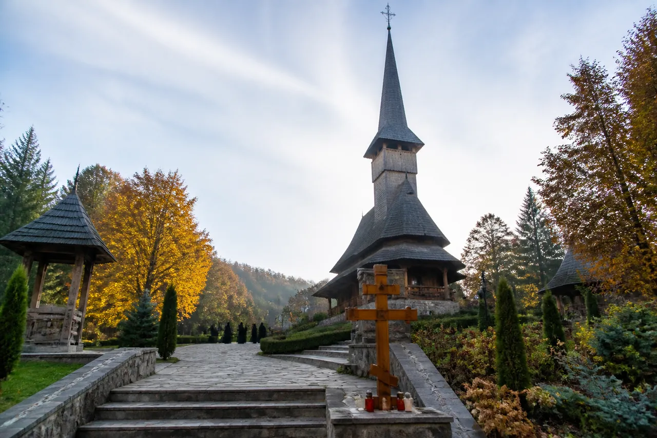 Mănăstirea Lebăda își sărbătorește hramul de Înălțarea Sfintei Cruci