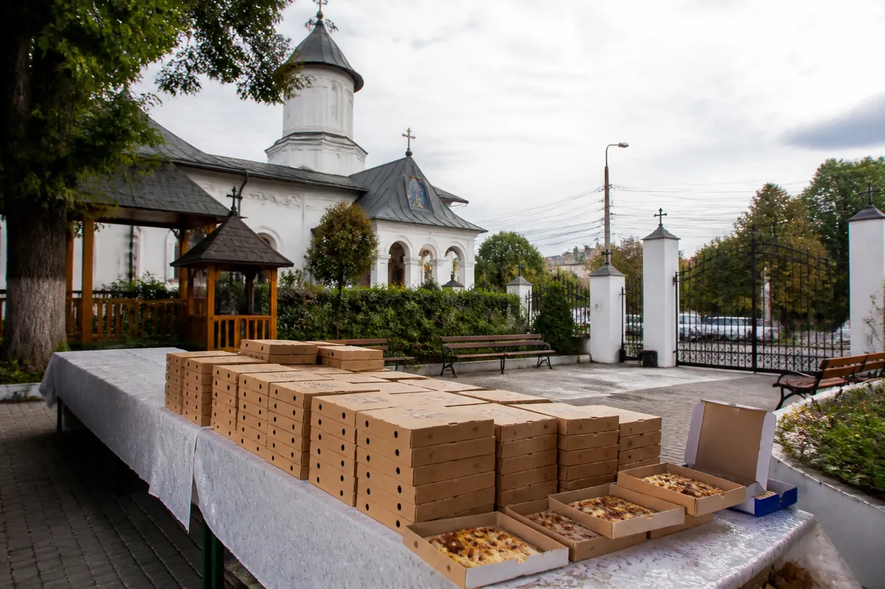 Pizza pentru enoriași, la hramul unei biserici din Botoșani
